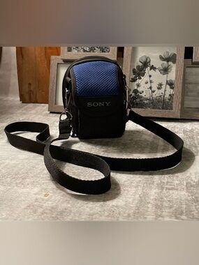 Sony Cybershot Black and Blue Digital Padded Camera Case in Great Condition. $8.